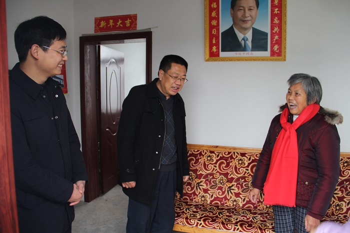 1611287215.jpg 2021年1月21日,九三学社自贡市委慰问大安区新店镇何院村困难群众。图为社市委专职副主委沈涛(中)、新店镇党委书记李焕(左一)到困难群众家中走访慰问.jpg