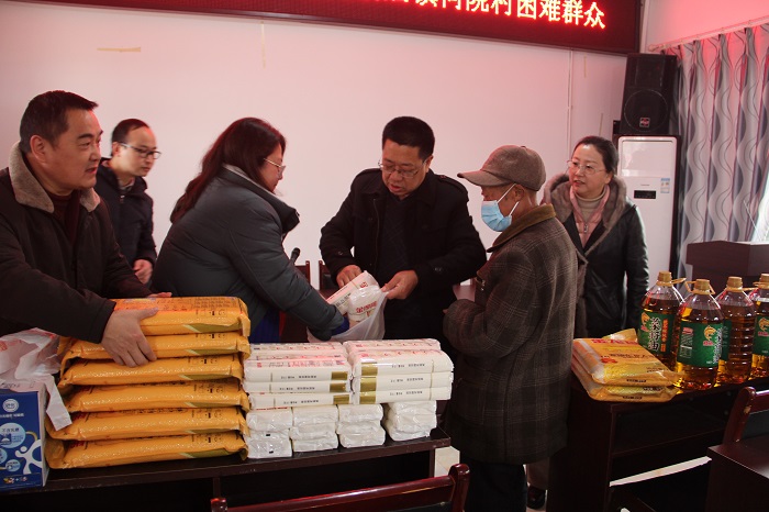 1611287241.jpg 2021年1月21日,九三学社自贡市委慰问大安区新店镇何院村困难群众。图为社市委专职副主委沈涛(右三)发放慰问物资.jpg