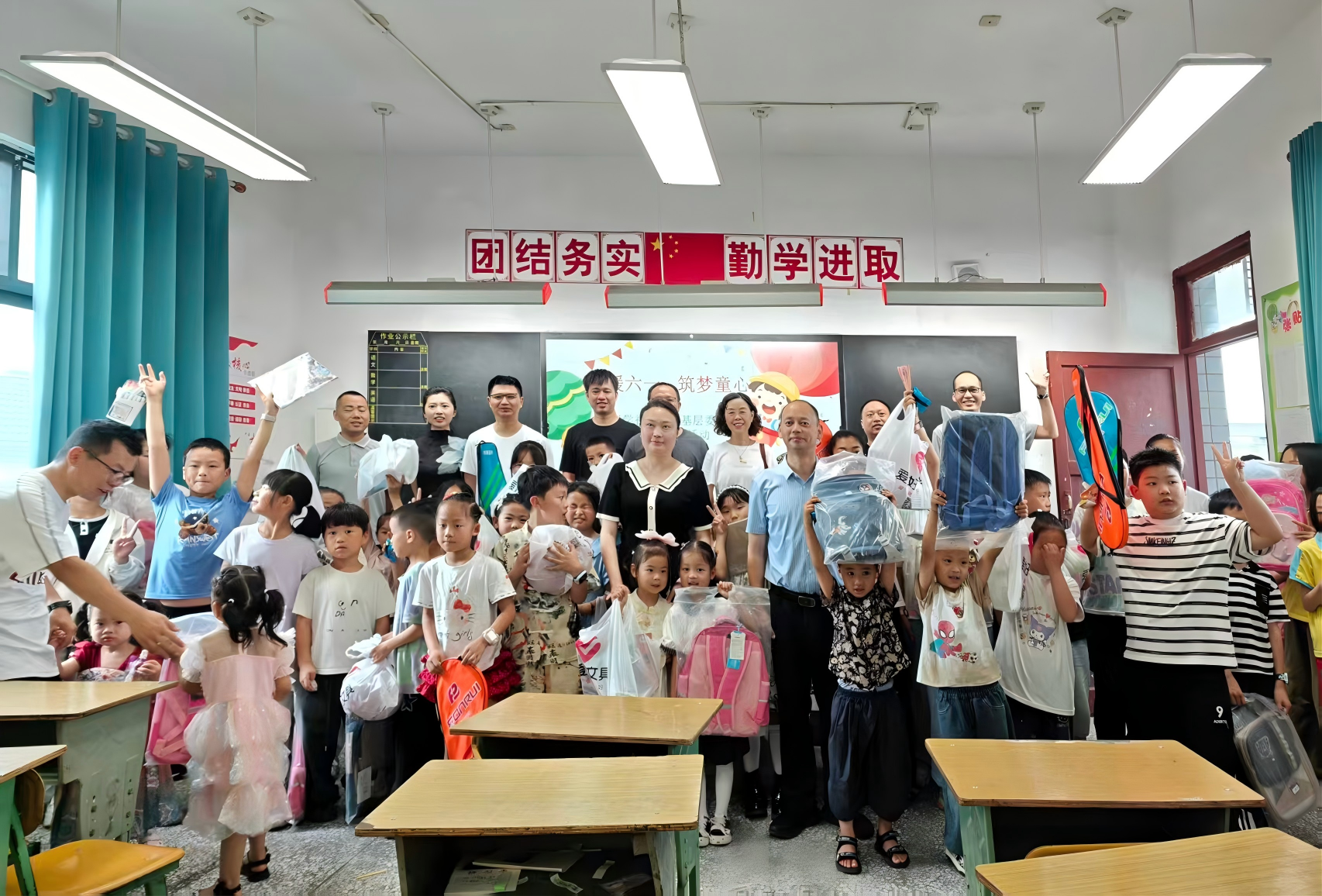 情暖六一 筑梦童心——九三学社大安区基层委员会赴三多寨镇中心校开展慰问活动